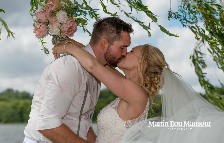 Grendon Lakes wedding couple kissing